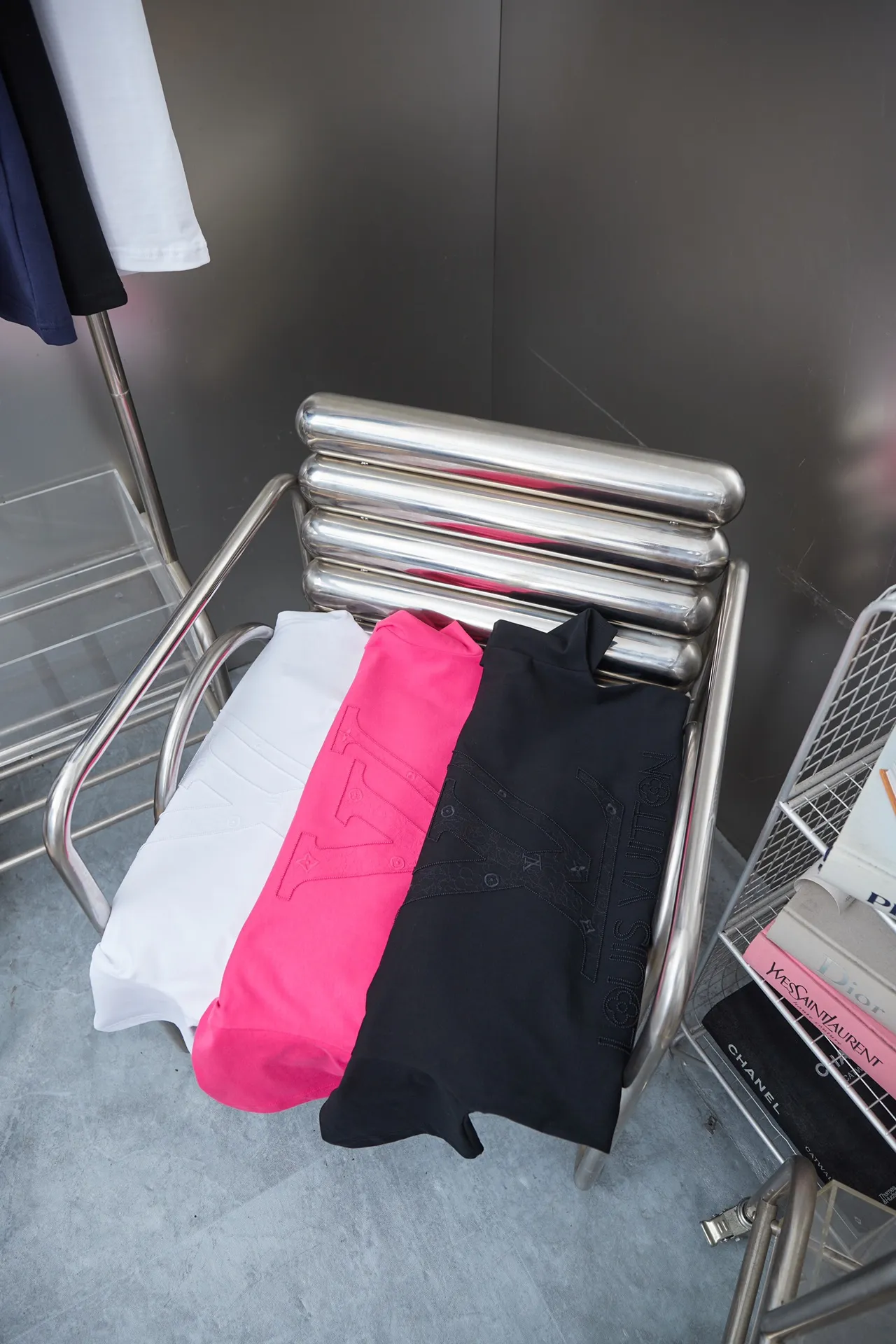 🅿️190 1V 25SS early spring new style Toothbrush embroidered logo short sleeves Light luxury essential item for daily commuting for men and women Correct version Welcome to compare Detailed features · 320g 100% pure cotton double yarn jersey fabric · Custom dyed in the same vat, special thickened 32 pieces double-strand 1X1 thread · Imported Tajima machine machine embroidery, toothbrush embroidered logo embroidery pattern + three-dimensional burnt flowers · Double-needle sewing and cross-seam technology · Original main mark, washed tag, brand moisture-proof paper packaging Color: black/white/pink Size: S/M/L/XLI